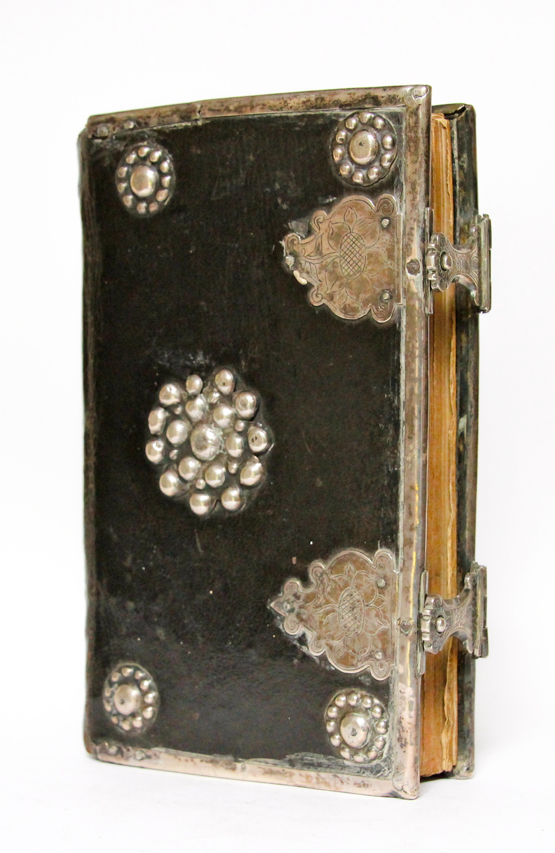 Zilveren klampen antieke bijbels zilver beslag kerkboeken 18e eeuw 19e eeuw Belgie Frankrijk Frans