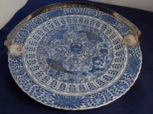 Chinees porseleinen blauw-wit bord met zilveren beugel antiek