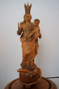 Palmhouten beeldje Maria met kind op wereldbol Antwerps omstreeks 1700