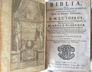 Titel: Biblia, dat is: de gantsche heilige schrift, vervattende alle de boeken van het Oude en Nieuwe Testament, door D.M. Lutherus, uit de oorsprongkelyke Taale in het Hoogduitsch, .... door D. Adolf Visscher in de Nederduitsche Taal getrouwelyk ove.... Schrijver: Lutherus, D.M.. Uitgever: Te Amsterdam voor het Lutherse Weeshuys, 1734. Taal: Nederlands