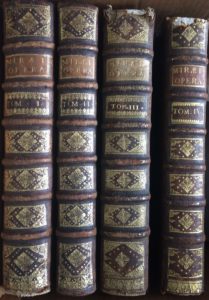 Titel: Cathedralis ecclesiae Antverpiensis Decan; Opera diplomatica et historica : in quibus continentur ... tum sacrae tum profanae antiquitatis monumenta ... ad Germaniam inferiorem vicinasque provincias spectantia. Editio secunda.. Schrijver: Miraeus, Aubertus. Uitgever: J.F. Foppens te Brussel, 1723. Taal: Nederlands